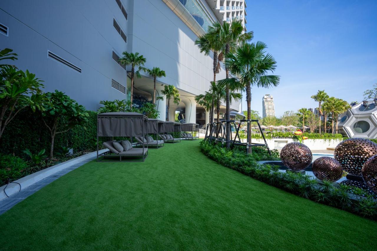 Grande Centre Point Space Pattaya Exteriér fotografie Artificial grass at a condominium