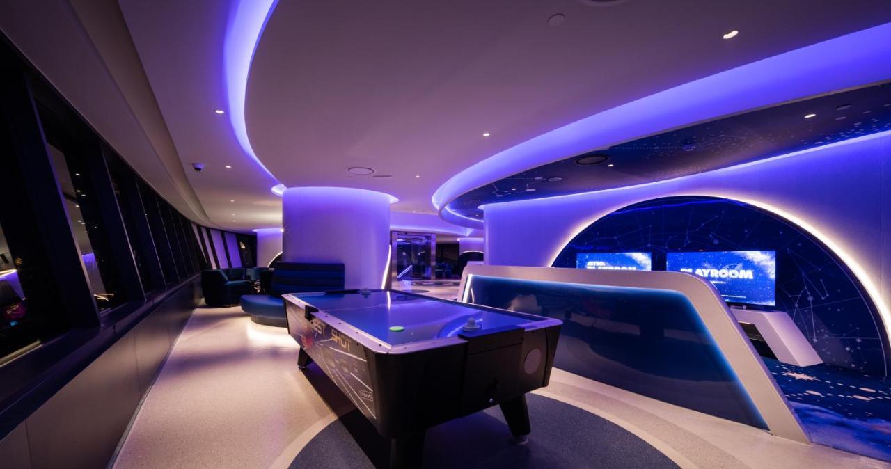 Grande Centre Point Space Pattaya Exteriér fotografie The Sky Sports studio at Sky Central, the company's headquarters in Isleworth, London