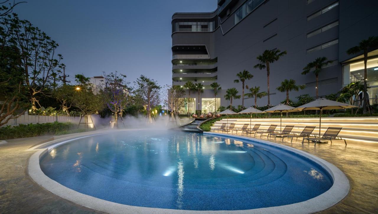 Grande Centre Point Space Pattaya Exteriér fotografie The outdoor pool at the hotel