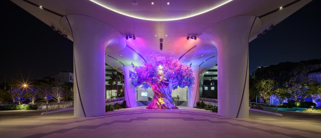 Grande Centre Point Space Pattaya Exteriér fotografie The Tree of Life at the entrance of the hotel