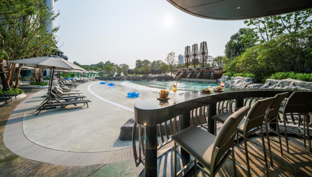 Grande Centre Point Space Pattaya Exteriér fotografie The pool at the hotel