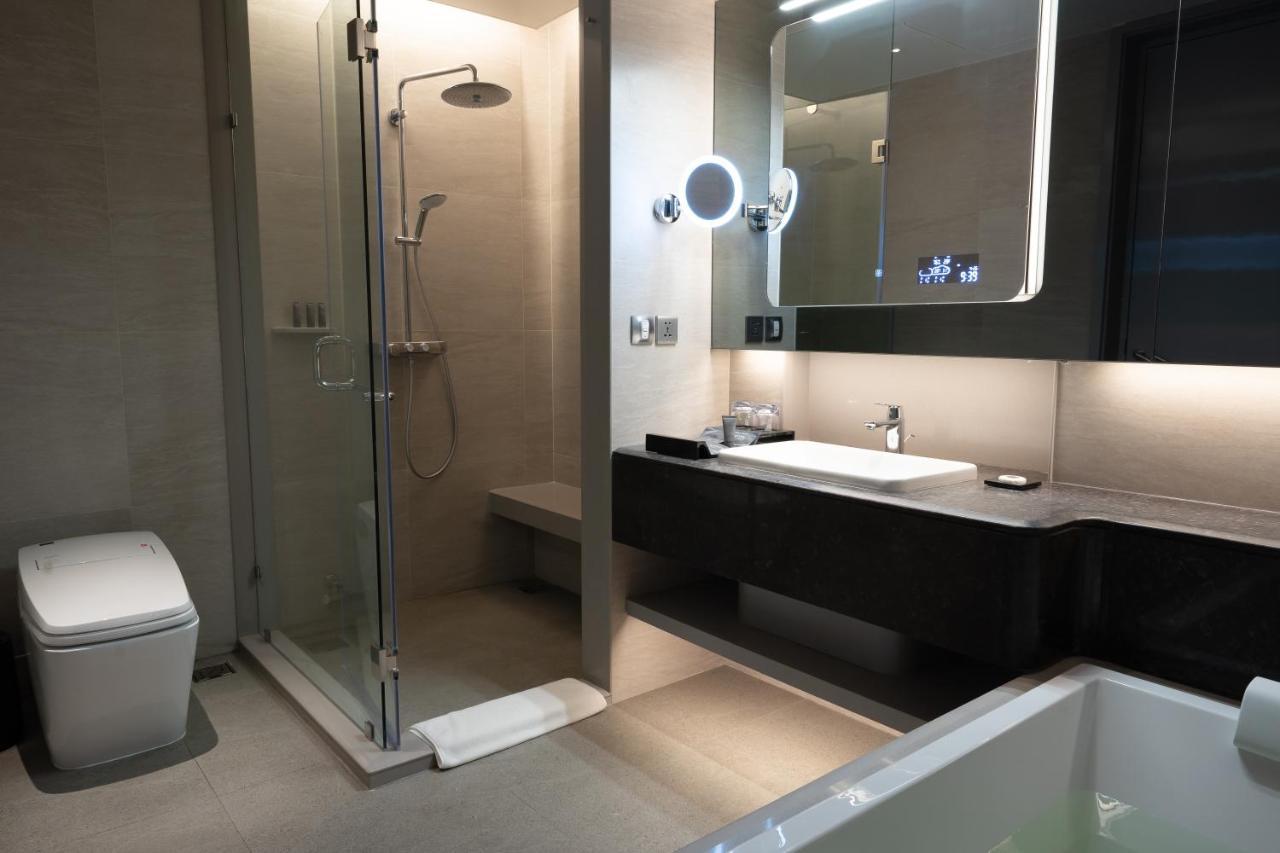 Grande Centre Point Space Pattaya Exteriér fotografie A shower cubicle