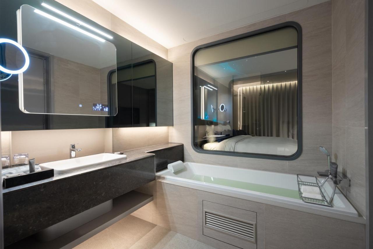 Grande Centre Point Space Pattaya Exteriér fotografie Bathroom