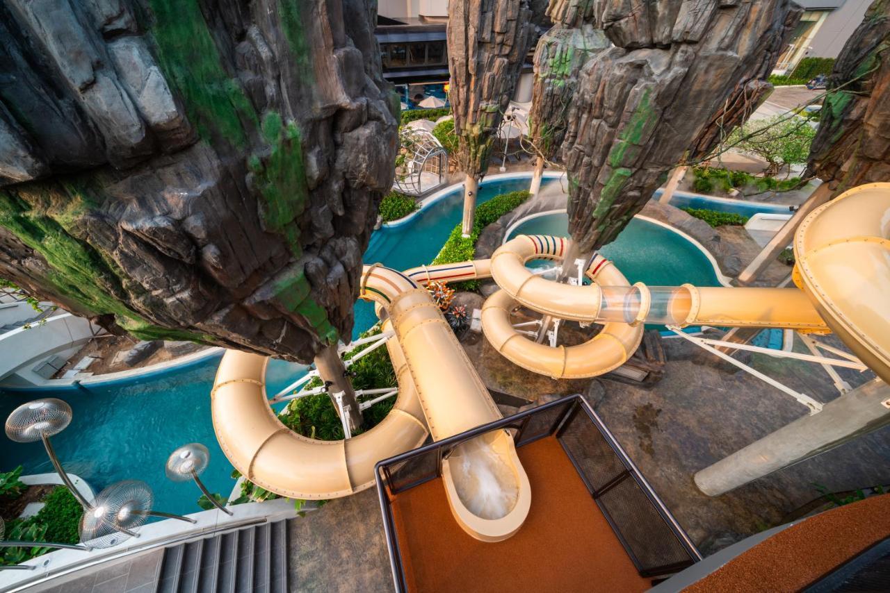 Grande Centre Point Space Pattaya Exteriér fotografie Water slides at Splash Jungle Water Park