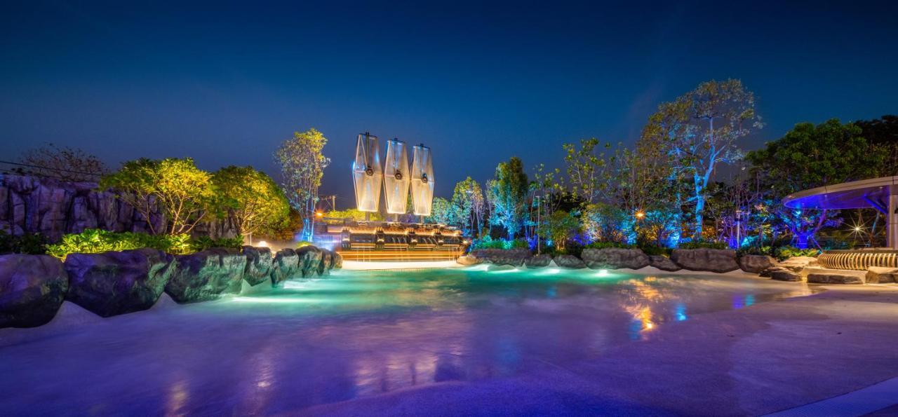 Grande Centre Point Space Pattaya Exteriér fotografie The park at night