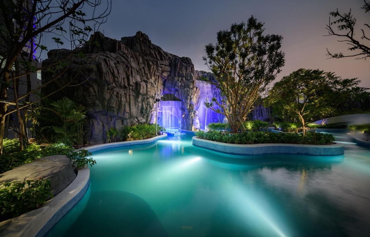 Grande Centre Point Space Pattaya Exteriér fotografie The artificial waterfall at the resort
