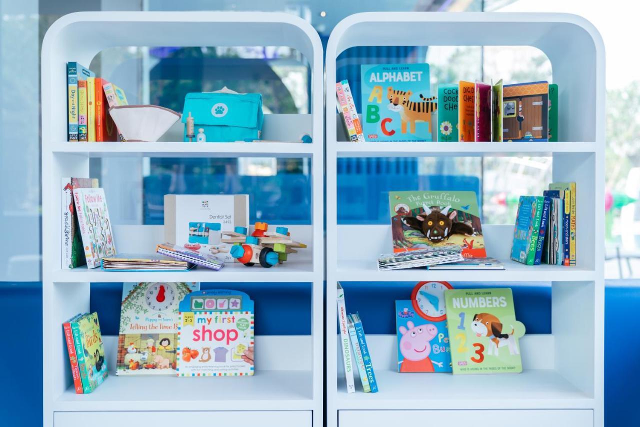 Grande Centre Point Space Pattaya Exteriér fotografie Children's books at a library