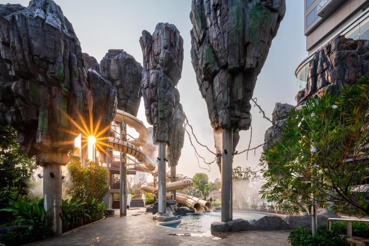 Grande Centre Point Space Pattaya Exteriér fotografie The Rock of Ages