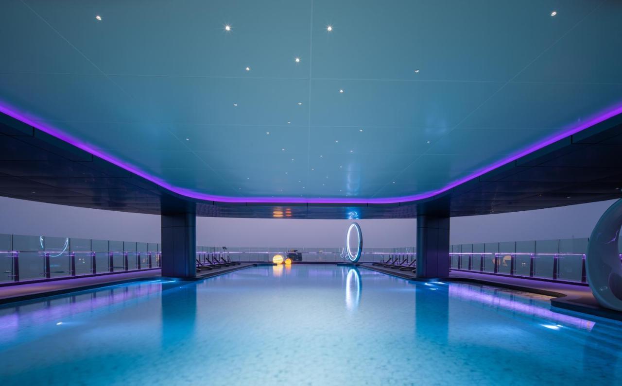 Grande Centre Point Space Pattaya Exteriér fotografie The pool at the 101 Sky Lounge