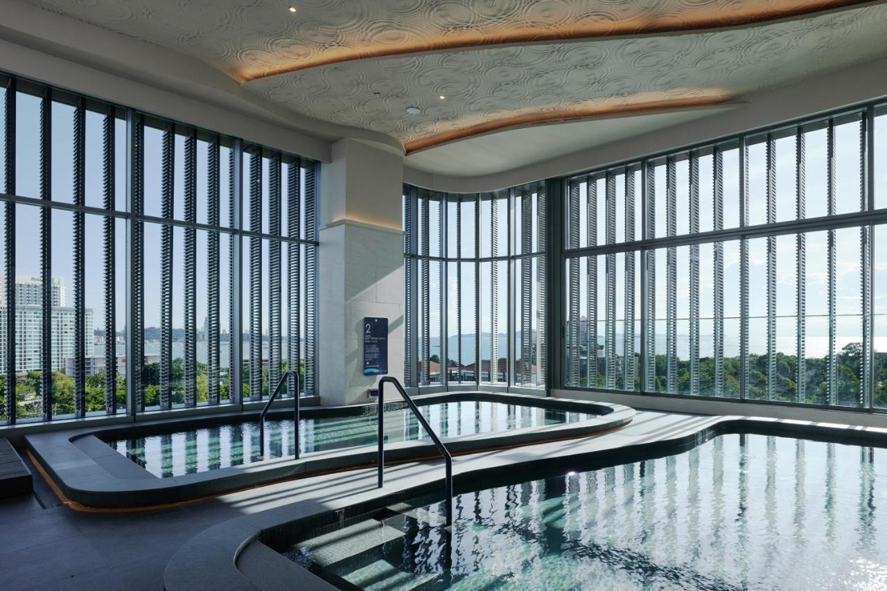 Grande Centre Point Space Pattaya Exteriér fotografie The pool at the 360° Sky Lounge